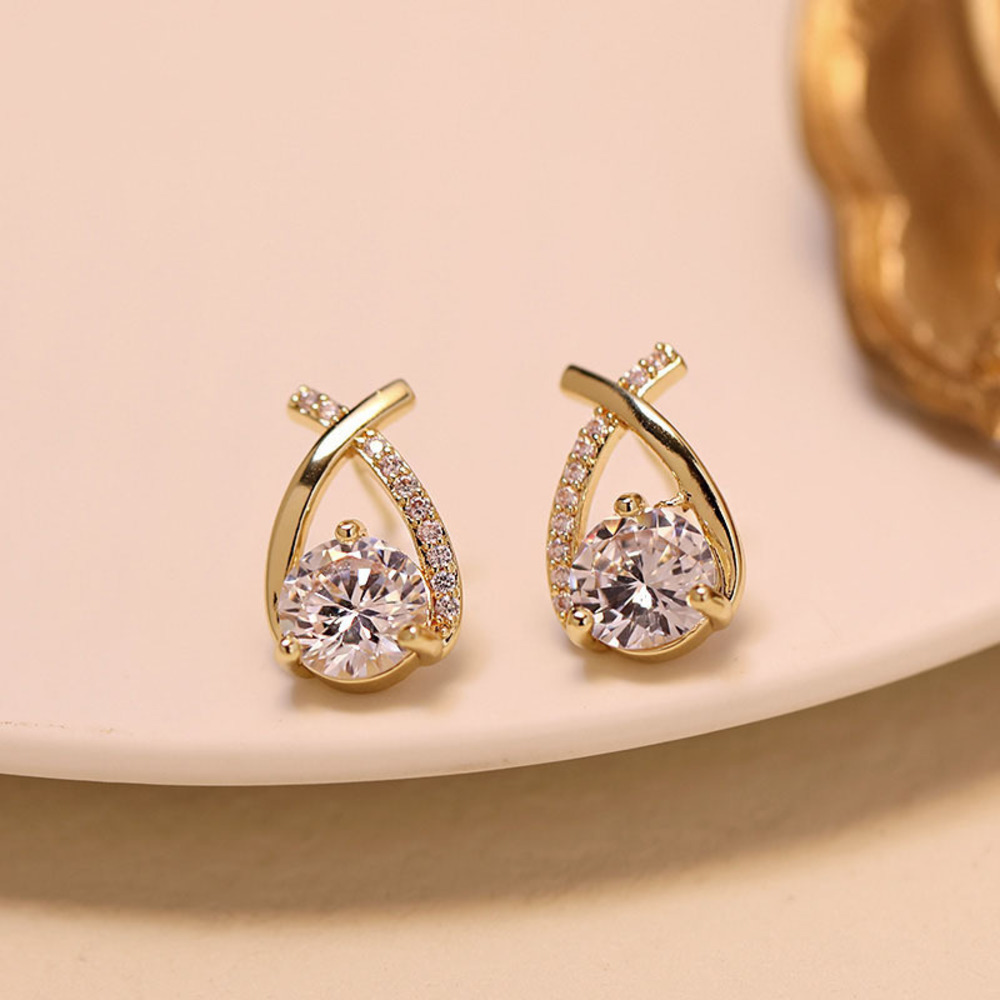 Shimmering Gold Plated Earrings: Stunning Minimalist Design - Picture 2 of 4
